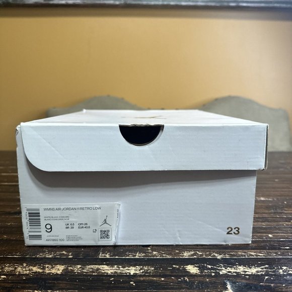 Women's Air Jordan Retro 11 Low "White Concord" 2020 US Women's Size 9 - Picture 7 of 7